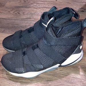 Lebron Solider Nike shoes 8.5 men